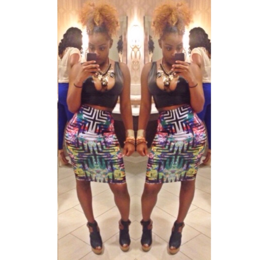 🎀 SO CHIC 🛍 ❤️Abstract midi skirt ❤️